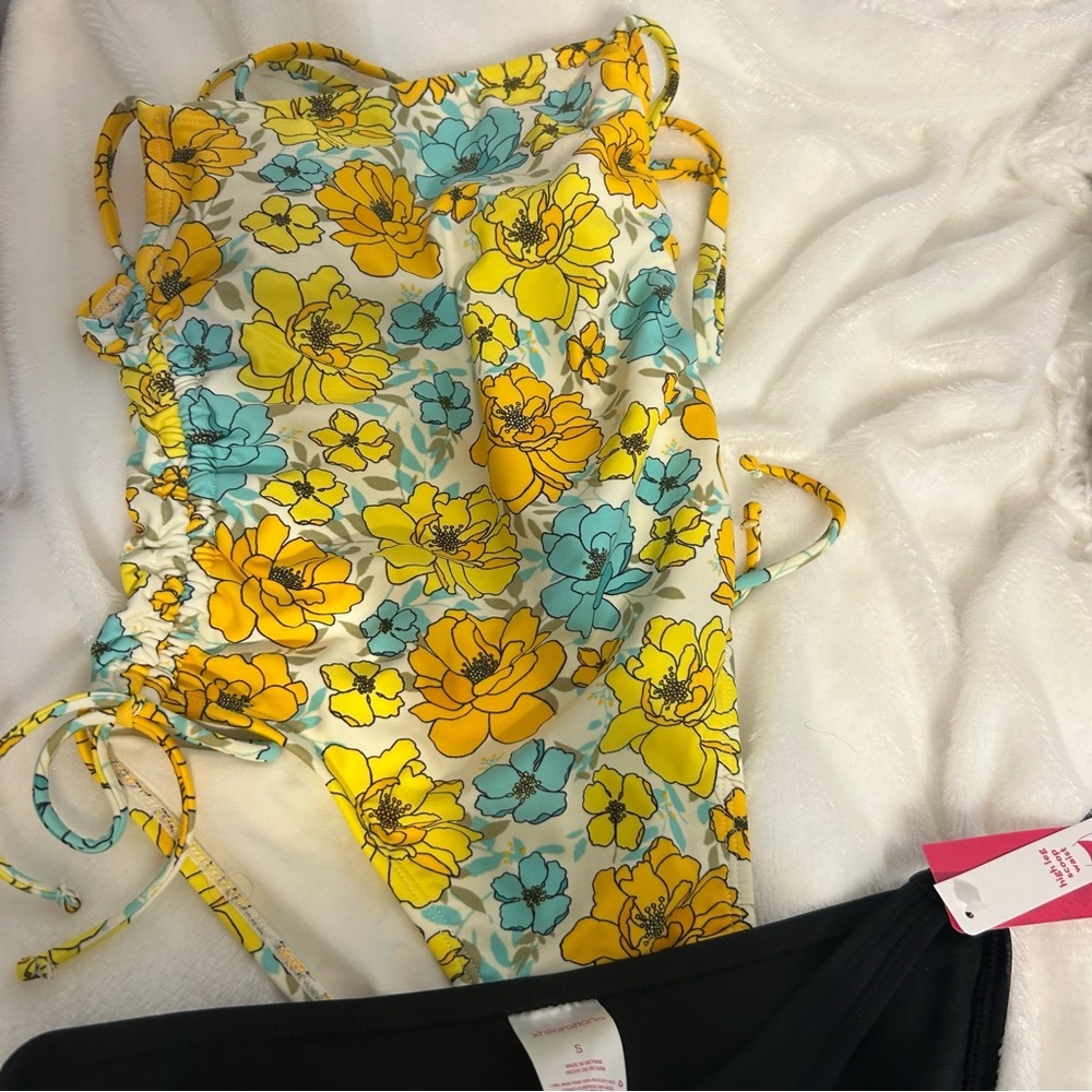 Floral Junior size XS/S Swimwear one piece size xs.‎ Bottoms size small